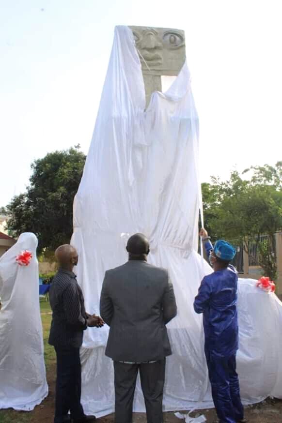 Le Sculpteur Togolais Atisso Goha Fait Une Oeuvre Monumentale