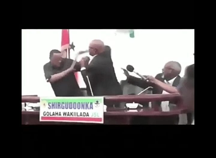 Somalie : Bagarre entre le président de la République et celui de l’Assemblée (vidéo)