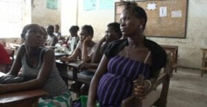 Le Zimbabwe Interdit Aux Écoles D’expulser Les Filles Enceintes