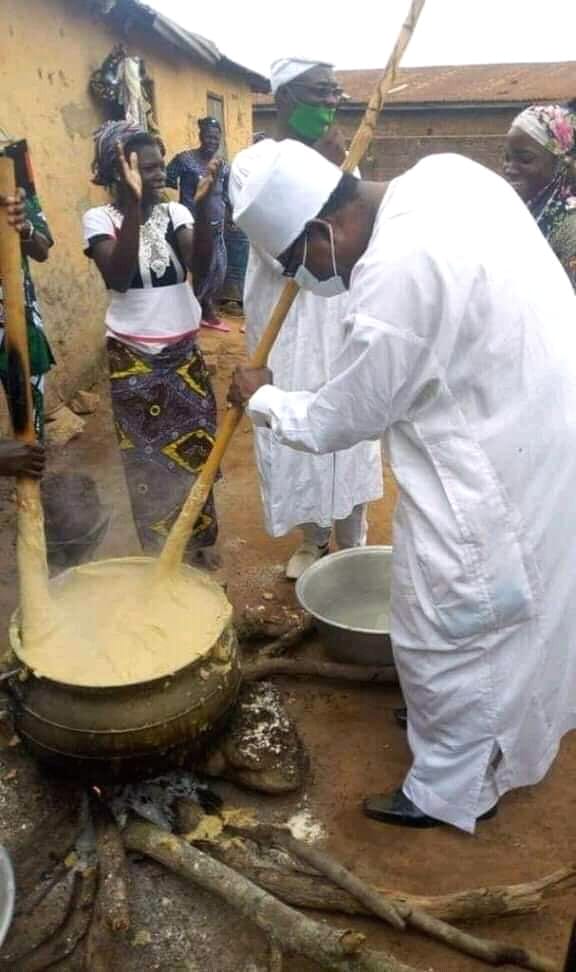 lancien president Yayi Boni prepare la pate doingbuzz - Bénin : l'ancien président Yayi Boni prépare la pâte (Photo)