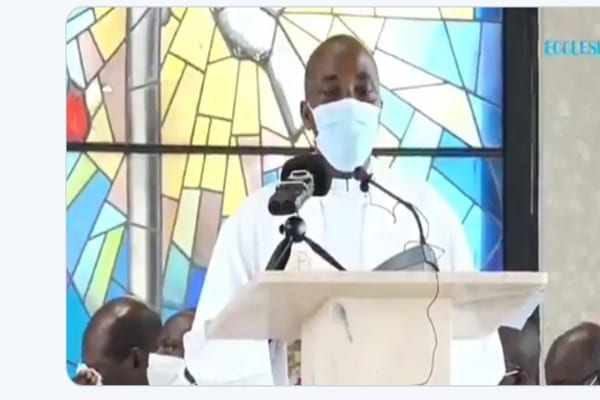 Cameroun : Un Prêtre S’écroule Et Meurt En Plein Culte (Vidéo)