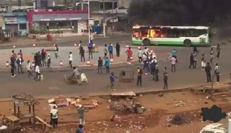 Côte D’ivoire : Les Manifestations Contre Le 3È Mandat D’alassane Ont Repris Ce Lundi, Plusieurs Véhicules Incendiés- Photos