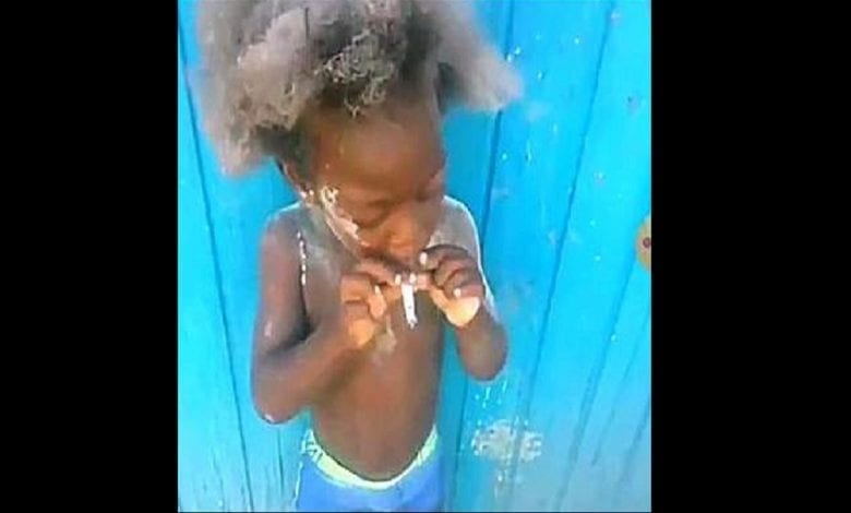 Jamaïque : Un Enfant Incité Par Des Adultes À Fumer Et À Boire De L’alcool (Vidéo)