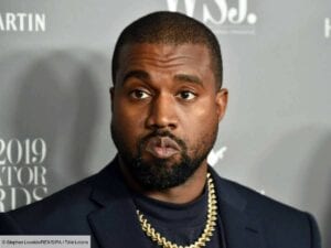 Kanye West  Et Se Filme En Train D’uriner Sur Son Grammy Awards