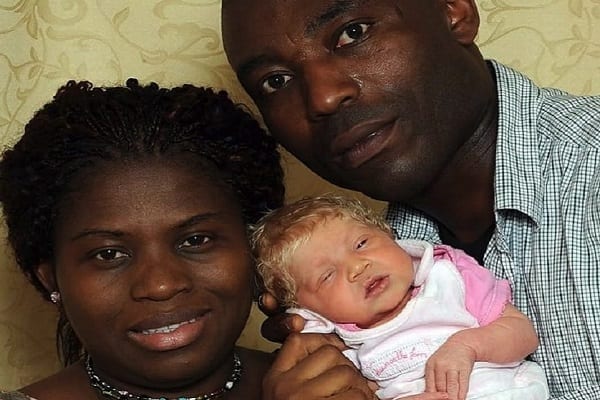 Le mystère du couple noir qui a donné naissance à un bébé blanc (vidéo)