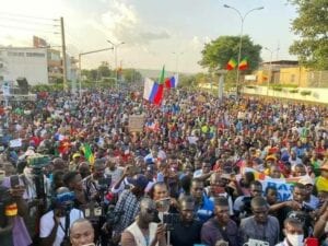 Les Maliens Dans Les Rues Réclamant Le Départ De L’armée Française