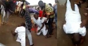 Nigeria : Il Fond En Larmes Et Se Roule Dans La Boue Parce Que Sa Petite Amie A Refusé Sa Demande En Mariage (Vidéo)