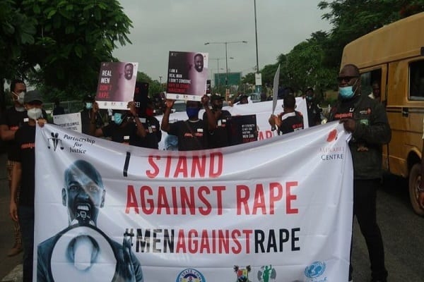 NigeriaÉtat de Kaduna adopte la castration les violeurs denfants - Nigeria : des habitants manifestent contre les enlèvements à Kaduna