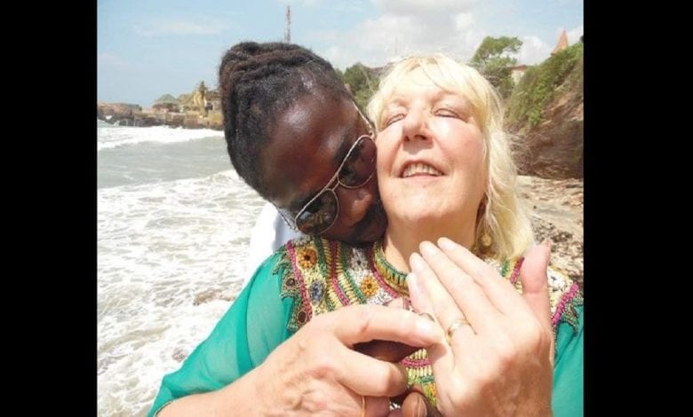 Une Britannique de 68 ans raconte comment son amoureux ghanéen l’a arnaquée