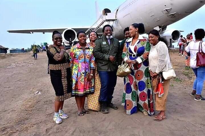 Vie Apres Le Pouvoir Joseph Kabila Se Balade Avec Sa Femme Doingbuzz1