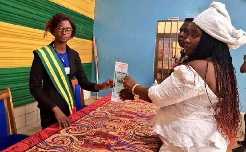 Togo : A 17 Ans Et En Qualité De « Maire », Elle Célèbre Son Premier Mariage