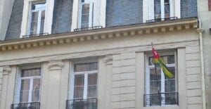 Insolite : Un Vaudou Devant L’ambassade Du Togo À Paris (Photo)