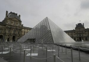 Paris/Louvre : Un Africain Prend Une Sculpture Pour La Remettre Au Continent