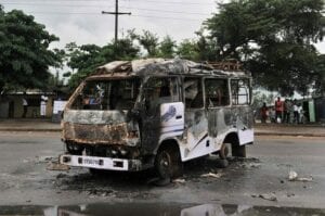 Tensions En Côte D’ivoire / Des Véhicules De Transport Incendiés À Yopougon