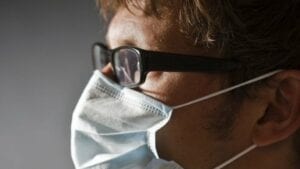 Port De Masques : Des Astuces Pour Éviter La Buée Sur Les Lunettes