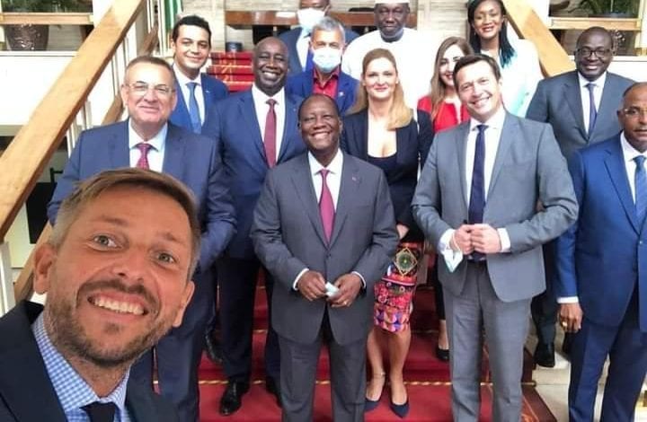Après Leur Rapport En Faveur Du Rhdp/ Des Observateurs Internationaux Se Prennent En Selfie Avec Ouattara