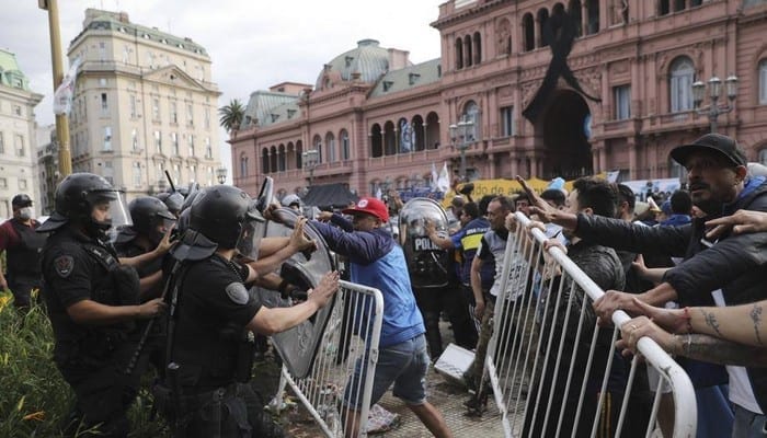 Argentine : Émeute À La Veillée Funèbre De Maradona, On Déplore Un Blessé !