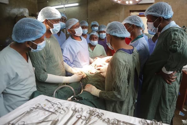 Éthiopie Une Femme Porte Un Foetus Mort Ventre Pendant 13 Ans