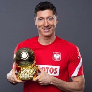 Robert Lewandowski Honoré Par Les Supporters Polonais