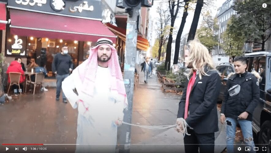 Un Youtubeur syrien interrogé en Allemagne après une vidéo où il fouette un faux Macron (Vidéo)