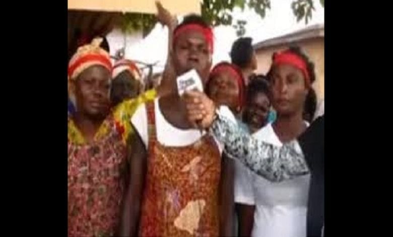 “Forcez Le Gouvernement À Réparer Nos Routes Ou Pas De Sexe”: Des Femmes Ghanéenne En Colère Défient Leurs Maris
