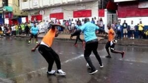 Georges Weah Aperçu Dans La Rue De Monrovia Entrain De Jouer.