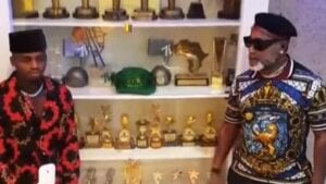 Koffi Olomide Admire Les Trophées De Diamond Platnumz