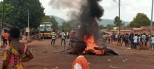 Manifestations À Koun-Fao : Des Édifices Administratifs Et Un Véhicule De Transport Détruits