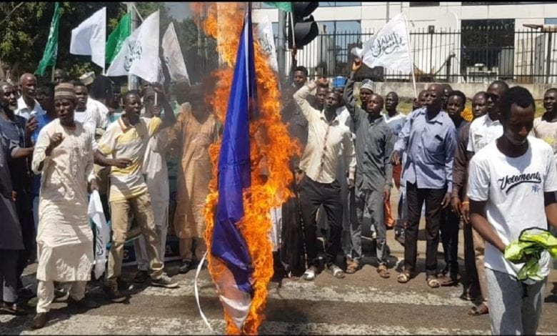 Nigeriaun groupe islamiste colère brûle le drapeau de la France - Nigeria : un groupe islamiste en colère brûle le drapeau de la France