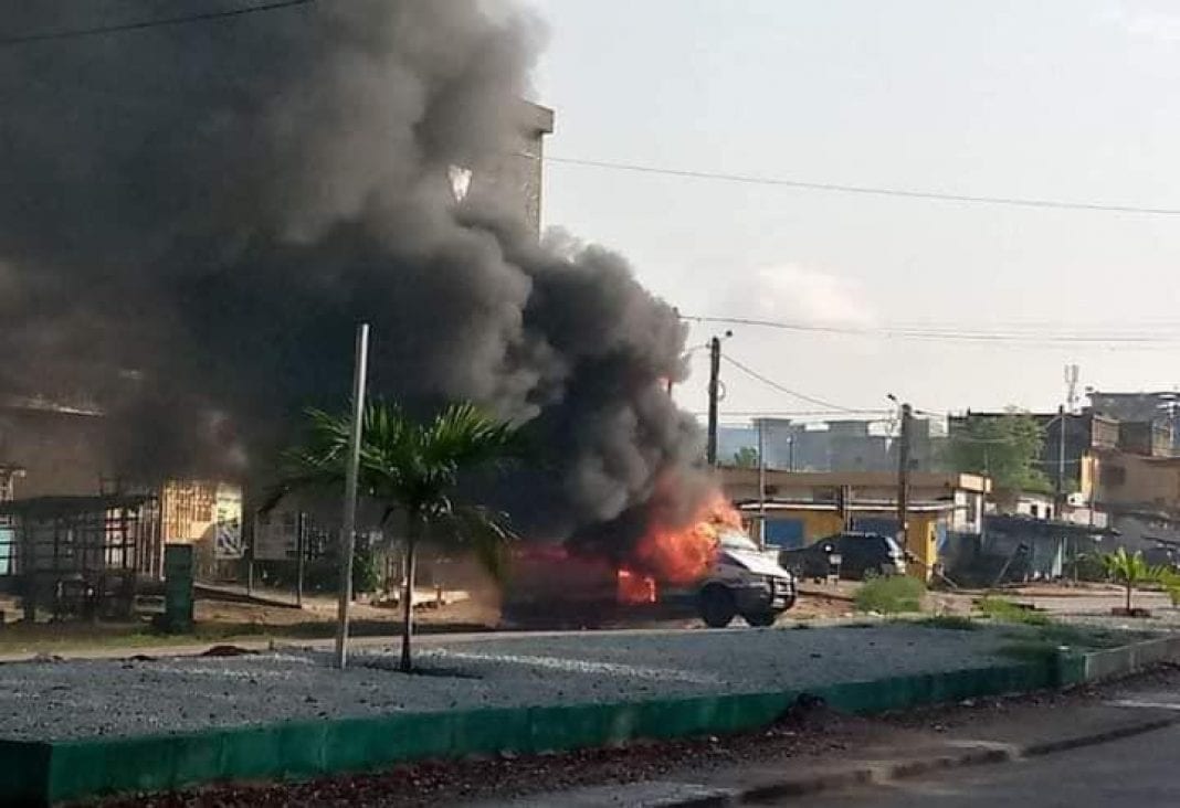 Un Minicar Incendié À Yopougon – Actualité Ivoirienne