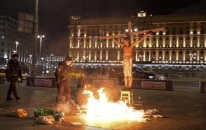 Il Imite La Crucifixion De Jésus Christ Et Écope Une Peine De Prison