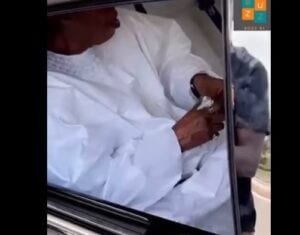 Serigne Abdou Karim Mbacké Offre De L’argent À Niang Kharagne Lo (Vidéo)