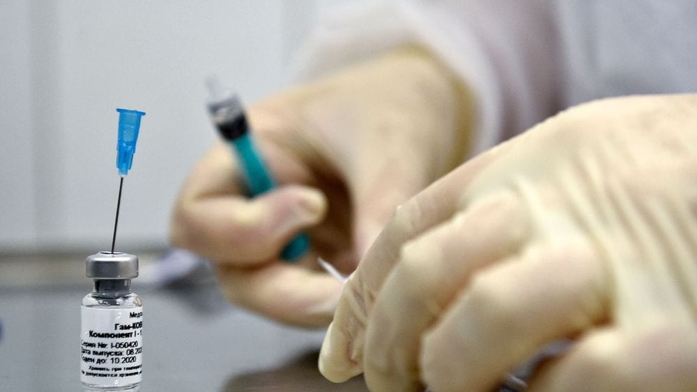 Un Echantillon Test Du Vaccin Russe Spoutnik V Pret A Etre Inocule A Un Volontaire Le 10 Septembre 2020 A Moscou 6283444