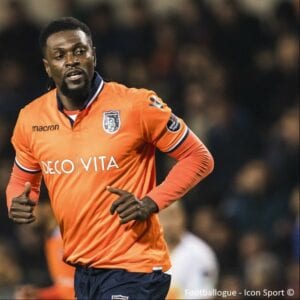 Adebayor Joue Au Quartier Avec Un Maillot De Istanbul Basaksehir