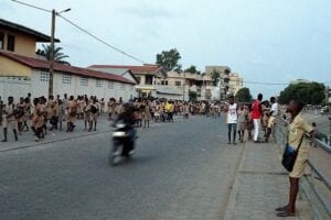 Bénin : Des Élèves Interdisent À Un Enseignant Retardataire D&Rsquo;Entrer En Classe