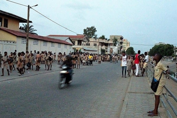 Bénin : Des Élèves Interdisent À Un Enseignant Retardataire D&Rsquo;Entrer En Classe