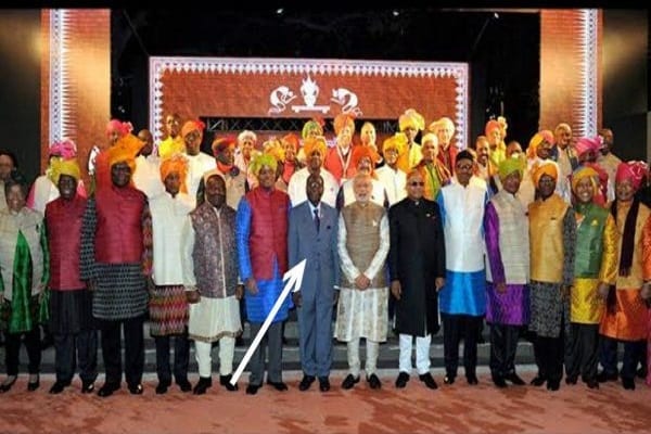 Flash-Back: Quand Robert Mugabe Refusait De Porter La Tenue Traditionnelle Indienne Lors Du Sommet Inde-Afrique