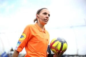 Arbitrage: Voici La Façon Dont Stephanie Frappart Gère La Pression Lors Des Matches.