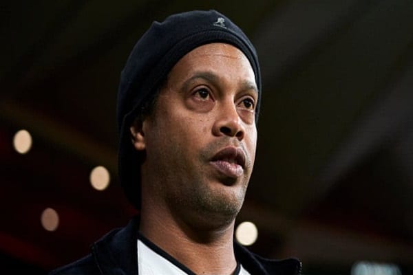 Ronaldinho Sombre De Nouveau Dans L&Rsquo;Alcool Après La Mort De Sa Mère