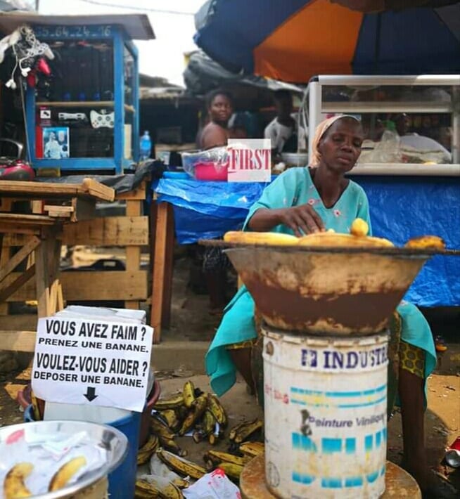 Abidjan : Une Femme Aide Les Passants Affamés N&Rsquo;Ayant Pas L&Rsquo;Argent