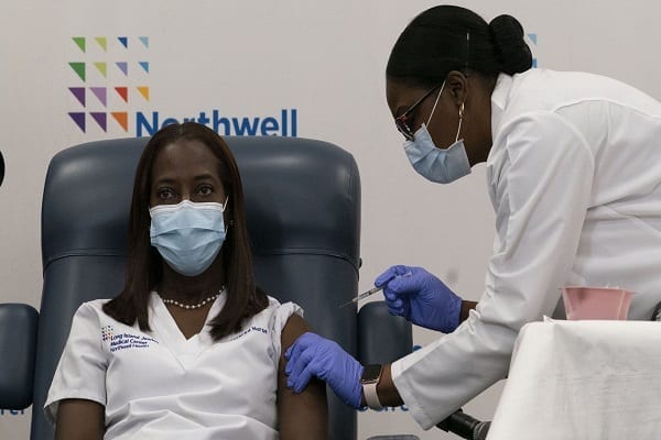 Coronavirus: Pfizer offre 50 millions de vaccins aux travailleurs de la santé africains