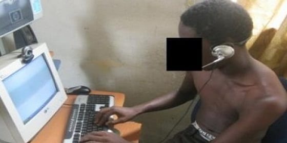 Côte Divoireun Jeune Cybercriminel Lève La Main Sur Sa Mère Fait Corriger Par Des Jeunes