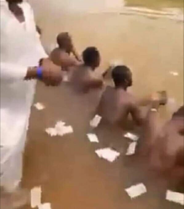 De jeunes gens font des rituels tout nus pour senrichir doingbuzz - De jeunes gens font des rituels tout nus pour s’enrichir (Vidéo)