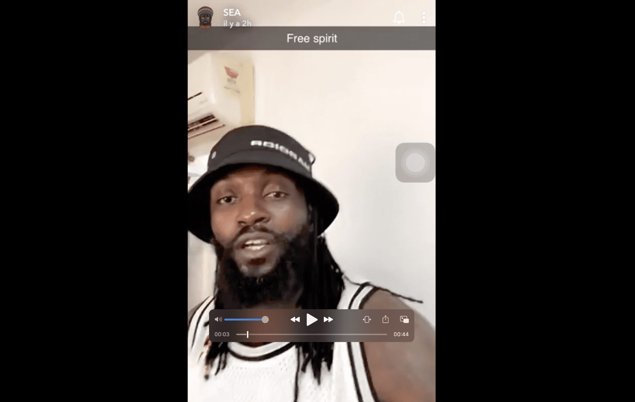Emmanuel Adebayor offre des iPhone 12 Pro Max à ses amis (video)
