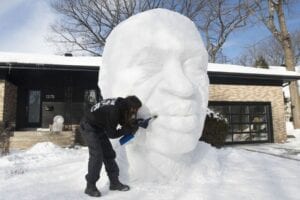 Canada : Un Artiste Sculpte Un Buste Géant De George Floyd Avec De La Neige