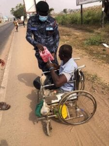 policier2 225x300 - Ghana : Un policier vient en aide aux nécessiteux avec son salaire
