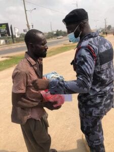 policier3 225x300 - Ghana : Un policier vient en aide aux nécessiteux avec son salaire