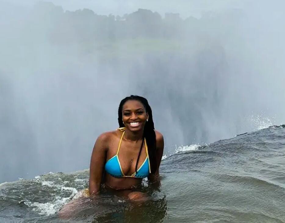 Une Zambienne prend une photo à la chute du lac Victoria et se fait lyncher
