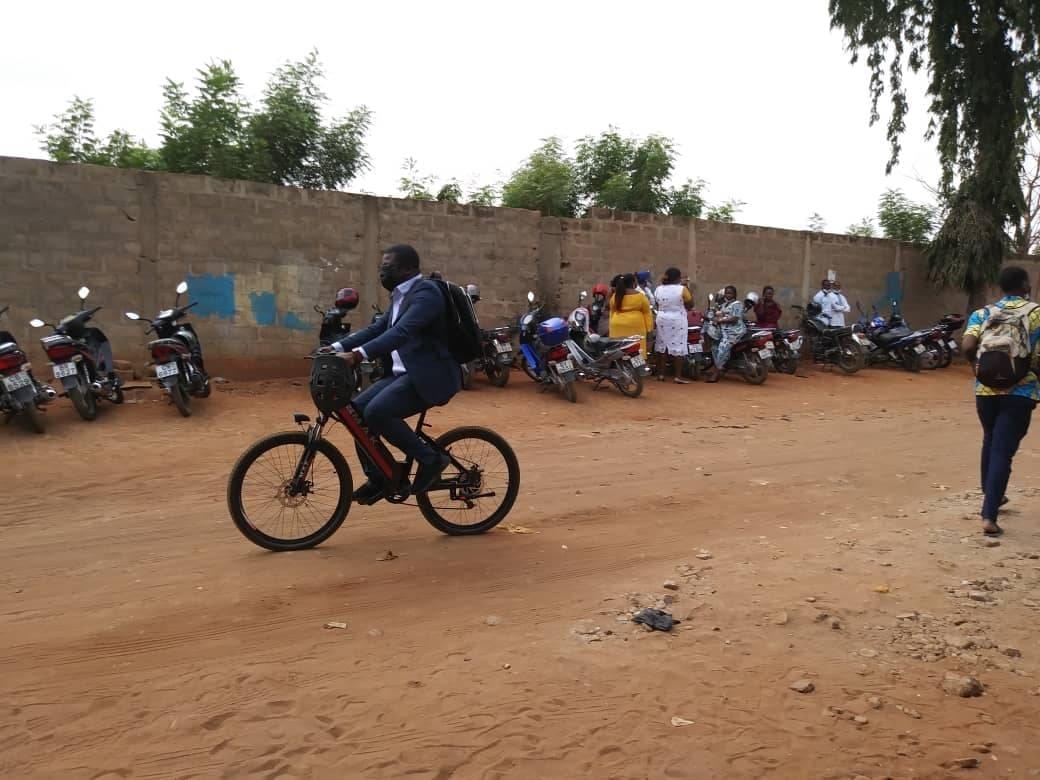 Togo : Ce Maire Débarque Au Boulot Sur Vélo (Photos)