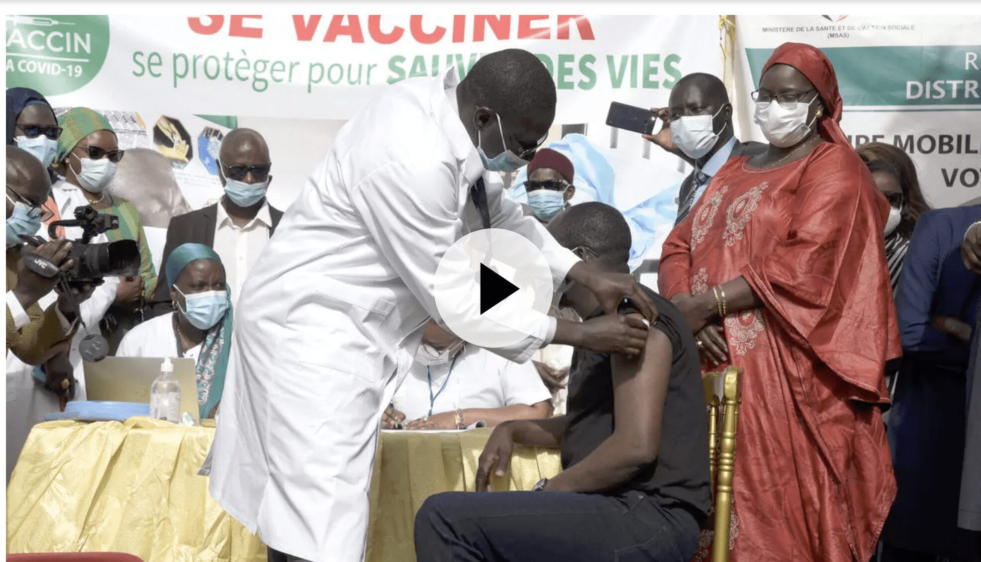 Covid-19 : le Sénégal commence à vacciner et réserve des doses à ses voisins